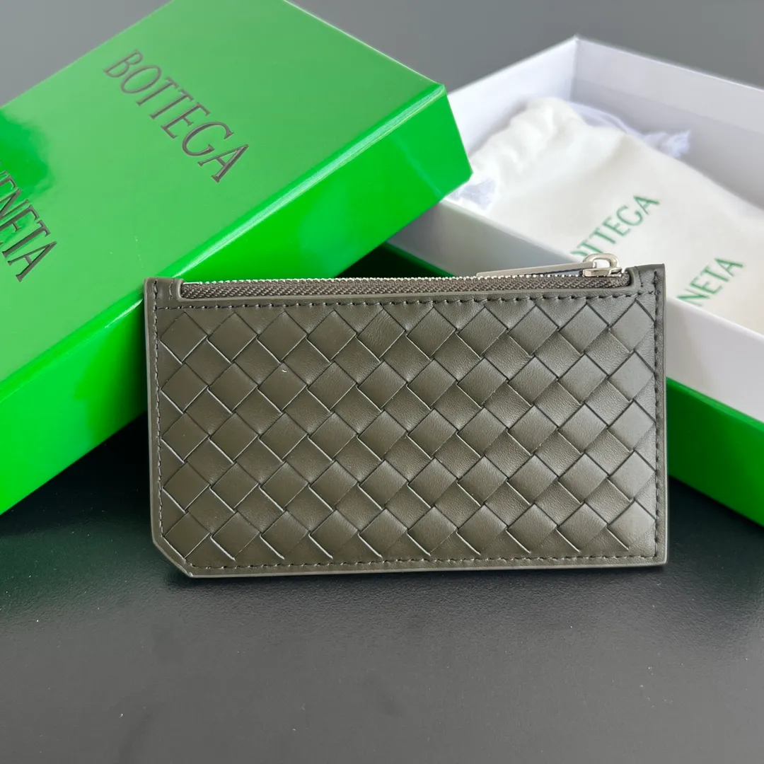 BV’s new 805827 vertical zipper card holder 🎈 The classic small woven work that I miss 0.7 is back. It’s really very design-friendly. The calfskin texture is high-end. It’s carefully designed with five card slots and a central compartment. You can also put cash in for daily use. You deserve to have such an thoughtful design. Size: 12*7*0.5 layers cm P540